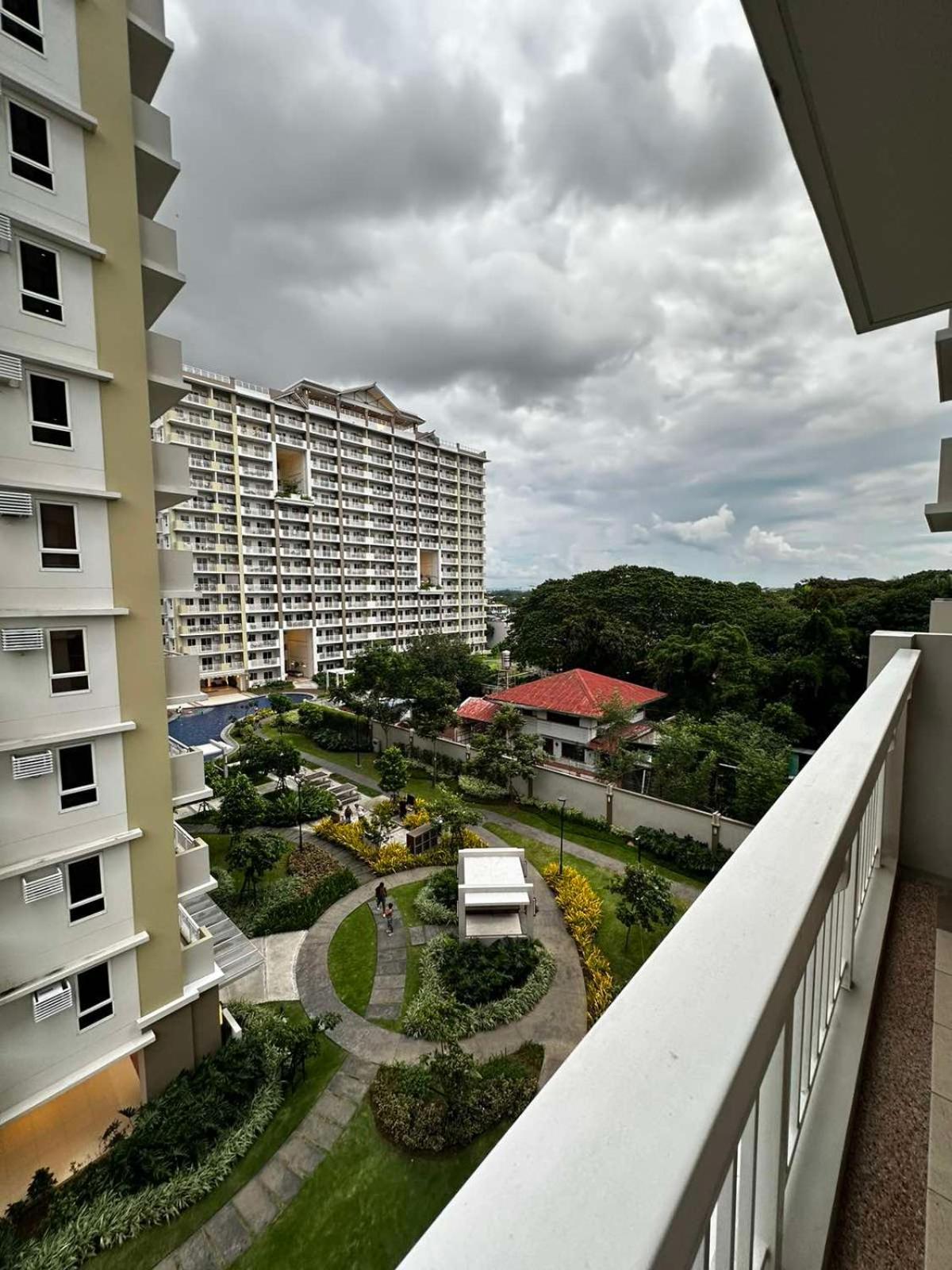 2 Bedroom Condo Unit Near Sm Bf & Naia At The Atherton By Dmci With 2 Balcony Paranaque City Εξωτερικό φωτογραφία