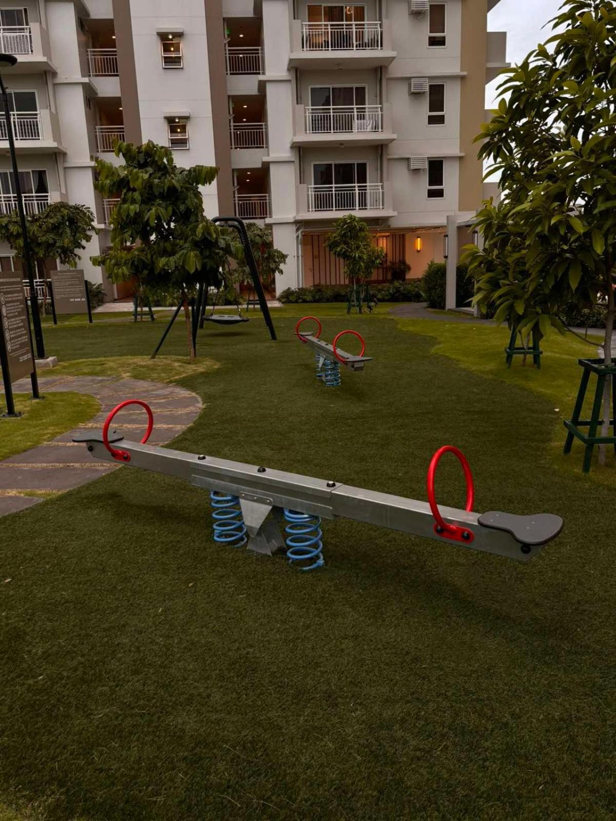 2 Bedroom Condo Unit Near Sm Bf & Naia At The Atherton By Dmci With 2 Balcony Paranaque City Εξωτερικό φωτογραφία