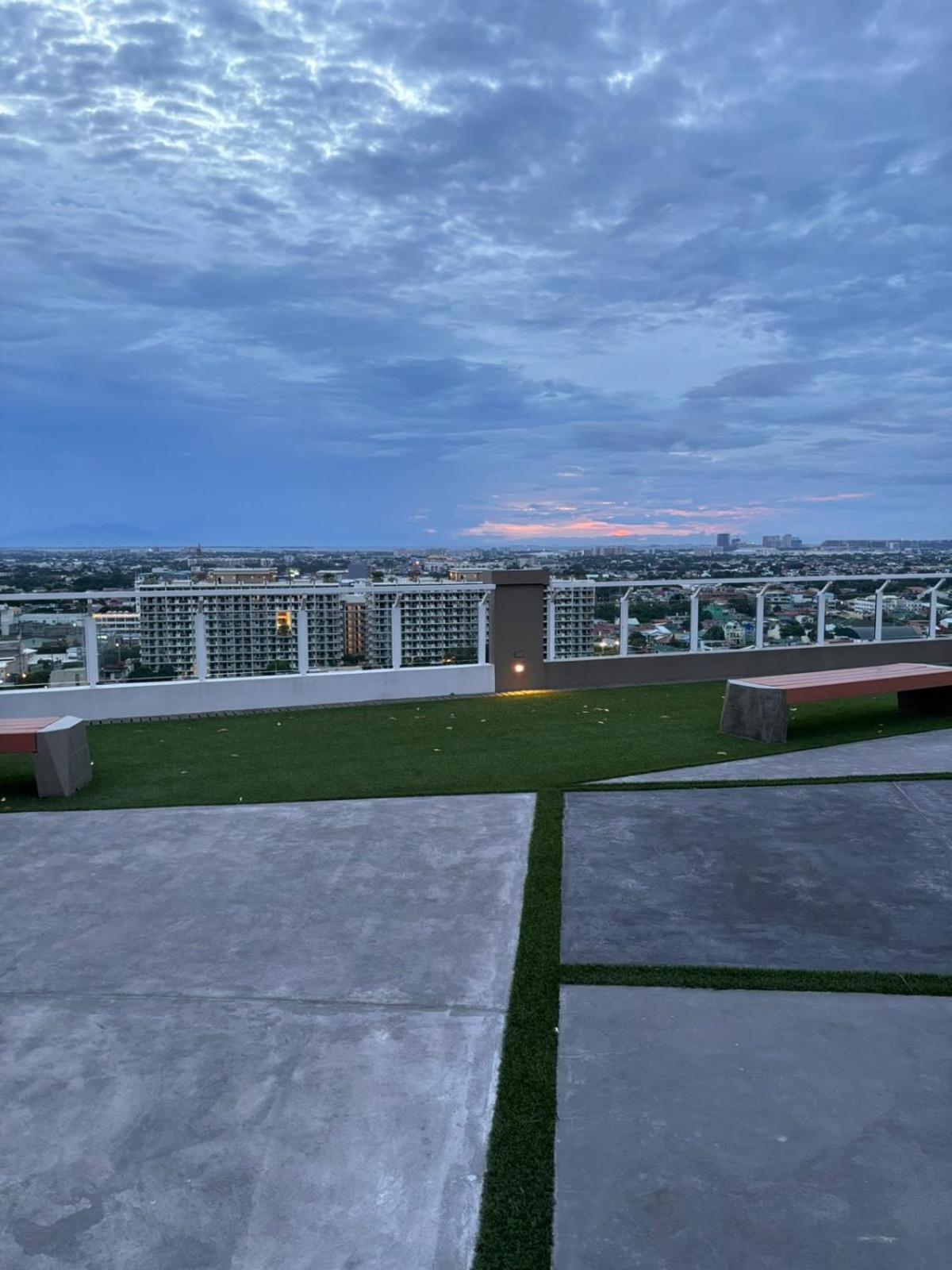 2 Bedroom Condo Unit Near Sm Bf & Naia At The Atherton By Dmci With 2 Balcony Paranaque City Εξωτερικό φωτογραφία